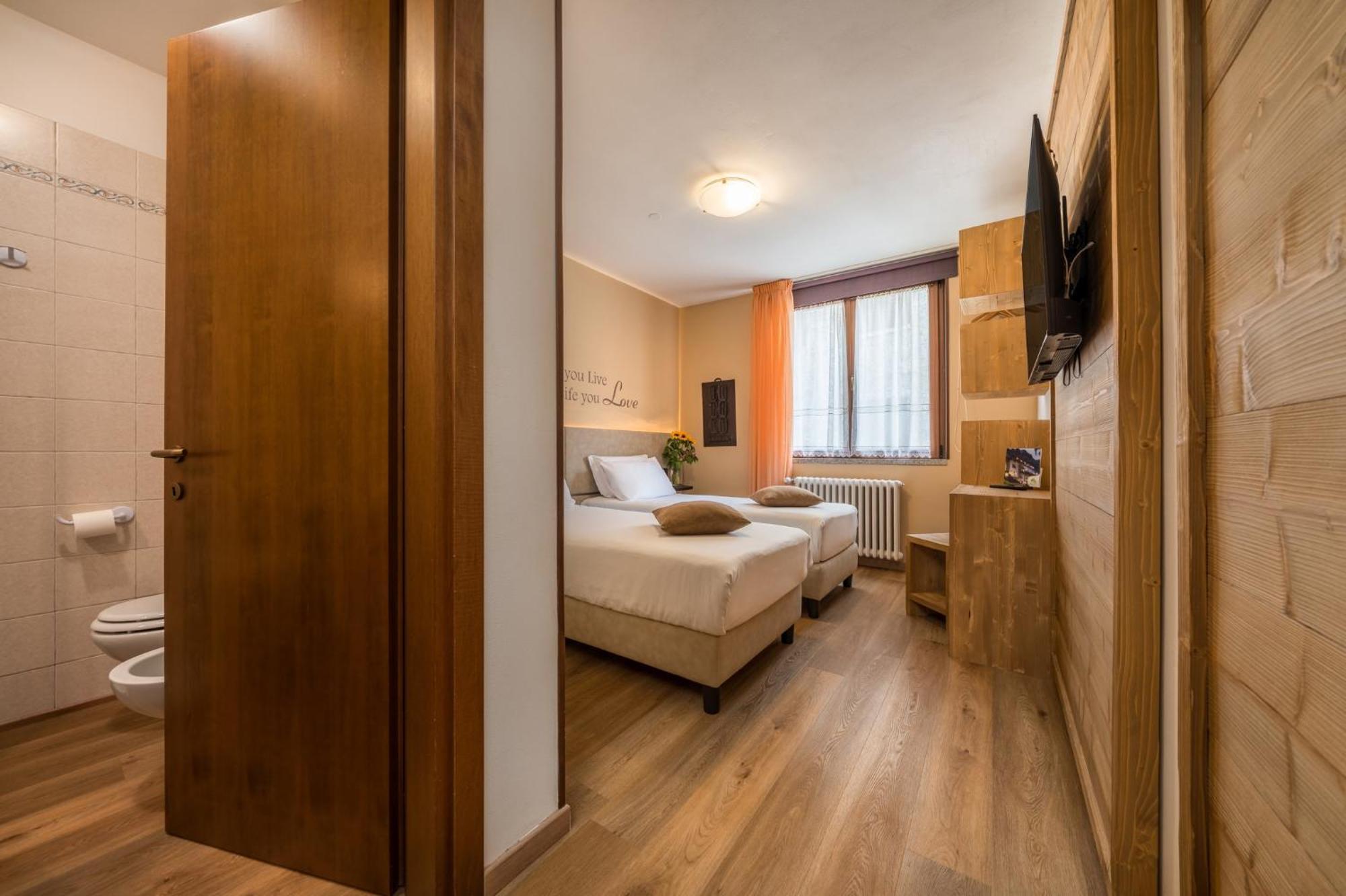 Hotel Oasi Verde Bienno ภายนอก รูปภาพ