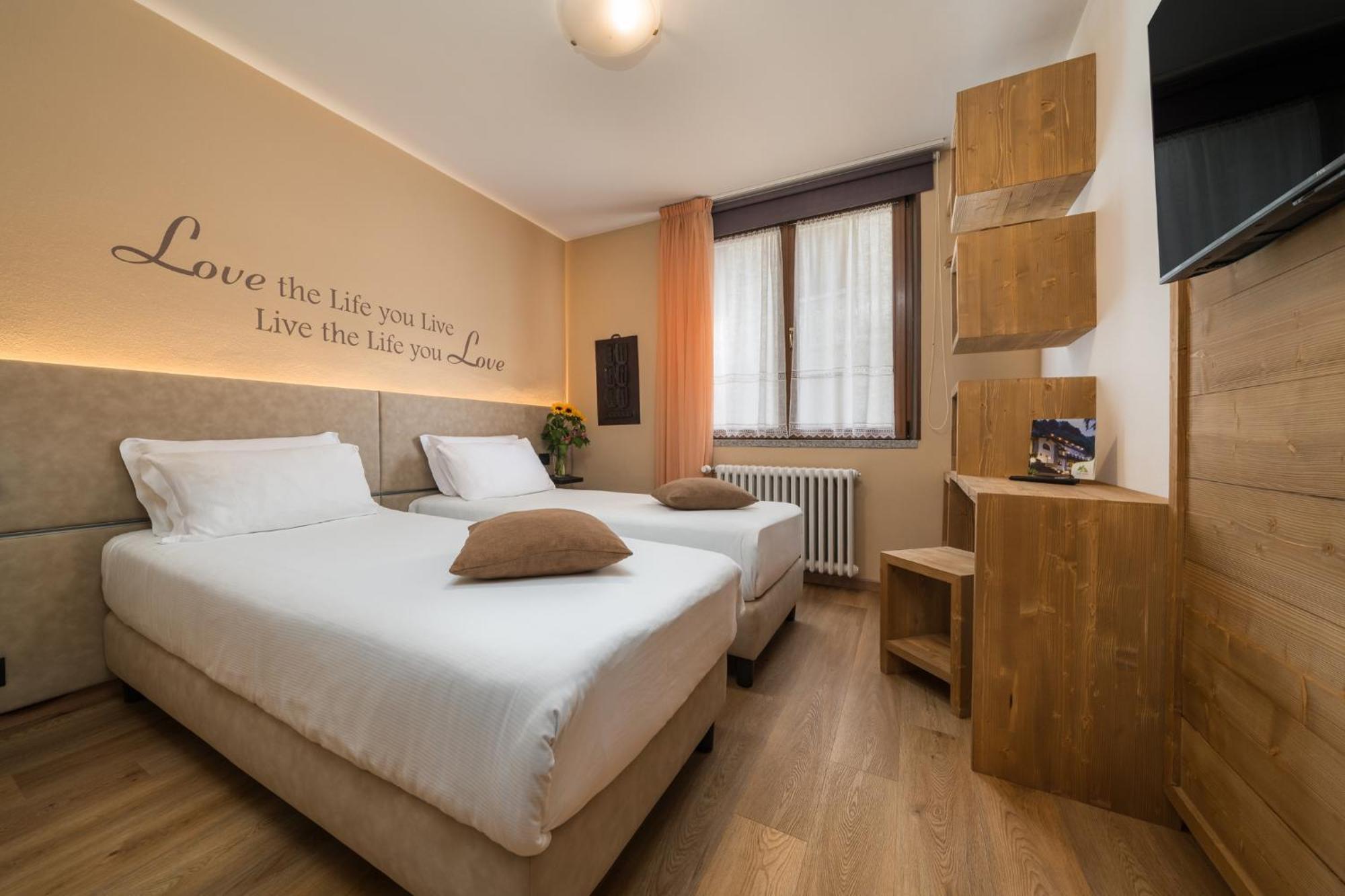 Hotel Oasi Verde Bienno ภายนอก รูปภาพ