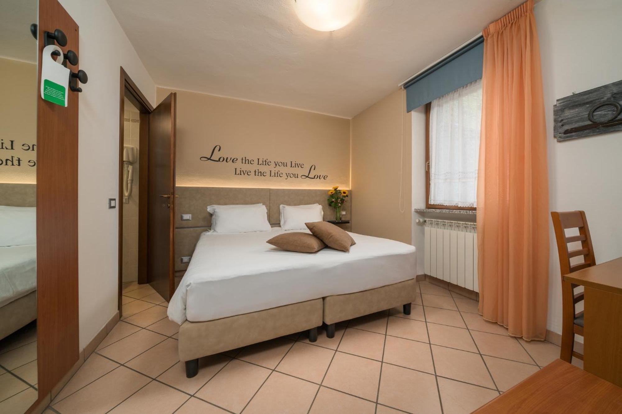 Hotel Oasi Verde Bienno ภายนอก รูปภาพ