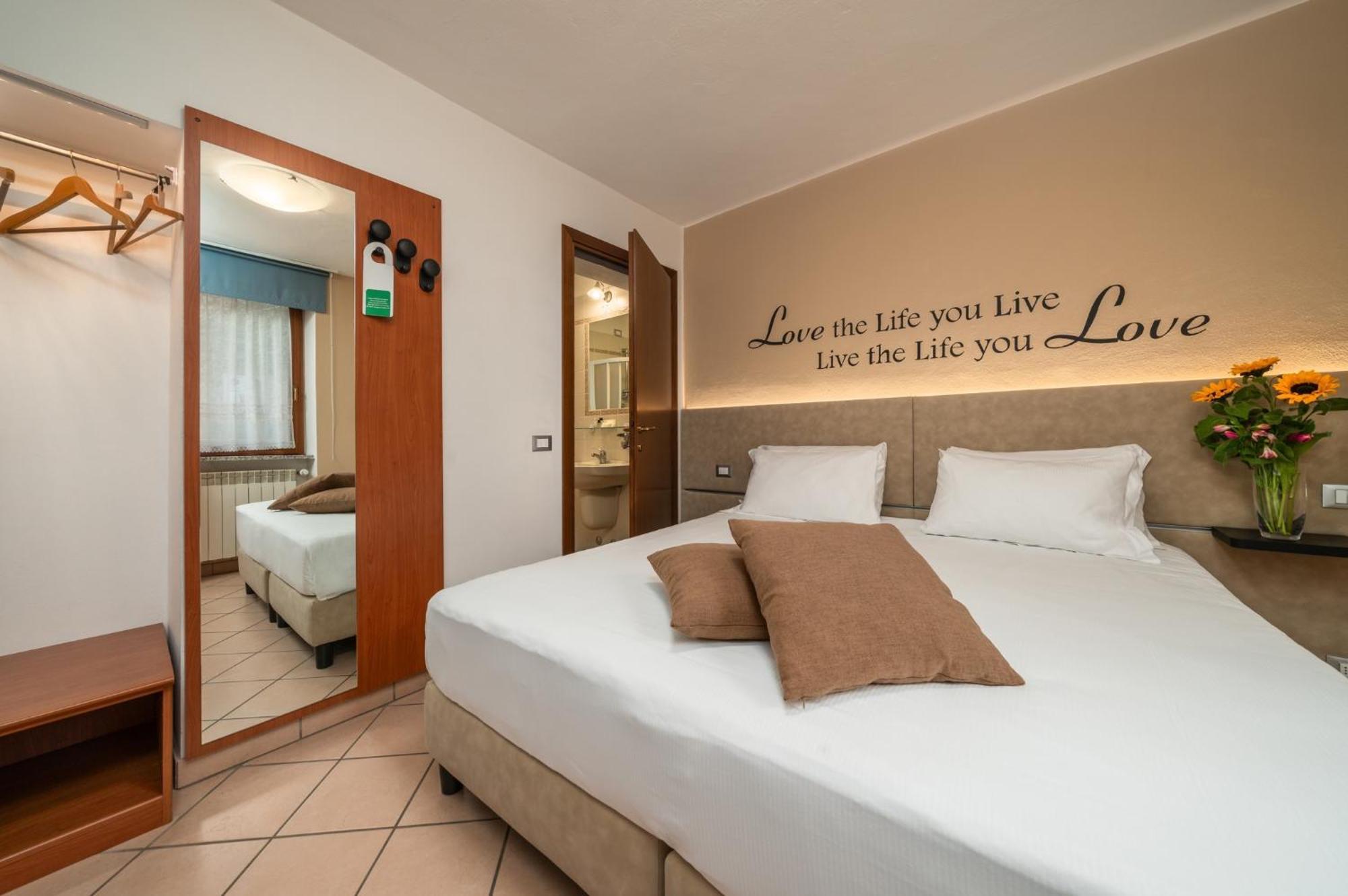 Hotel Oasi Verde Bienno ภายนอก รูปภาพ