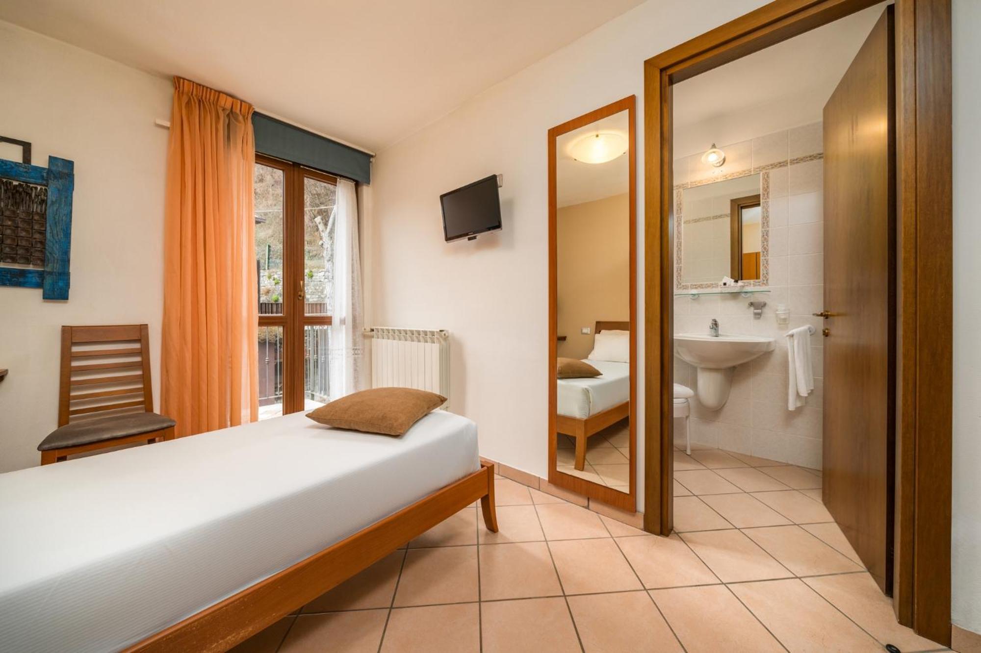 Hotel Oasi Verde Bienno ภายนอก รูปภาพ