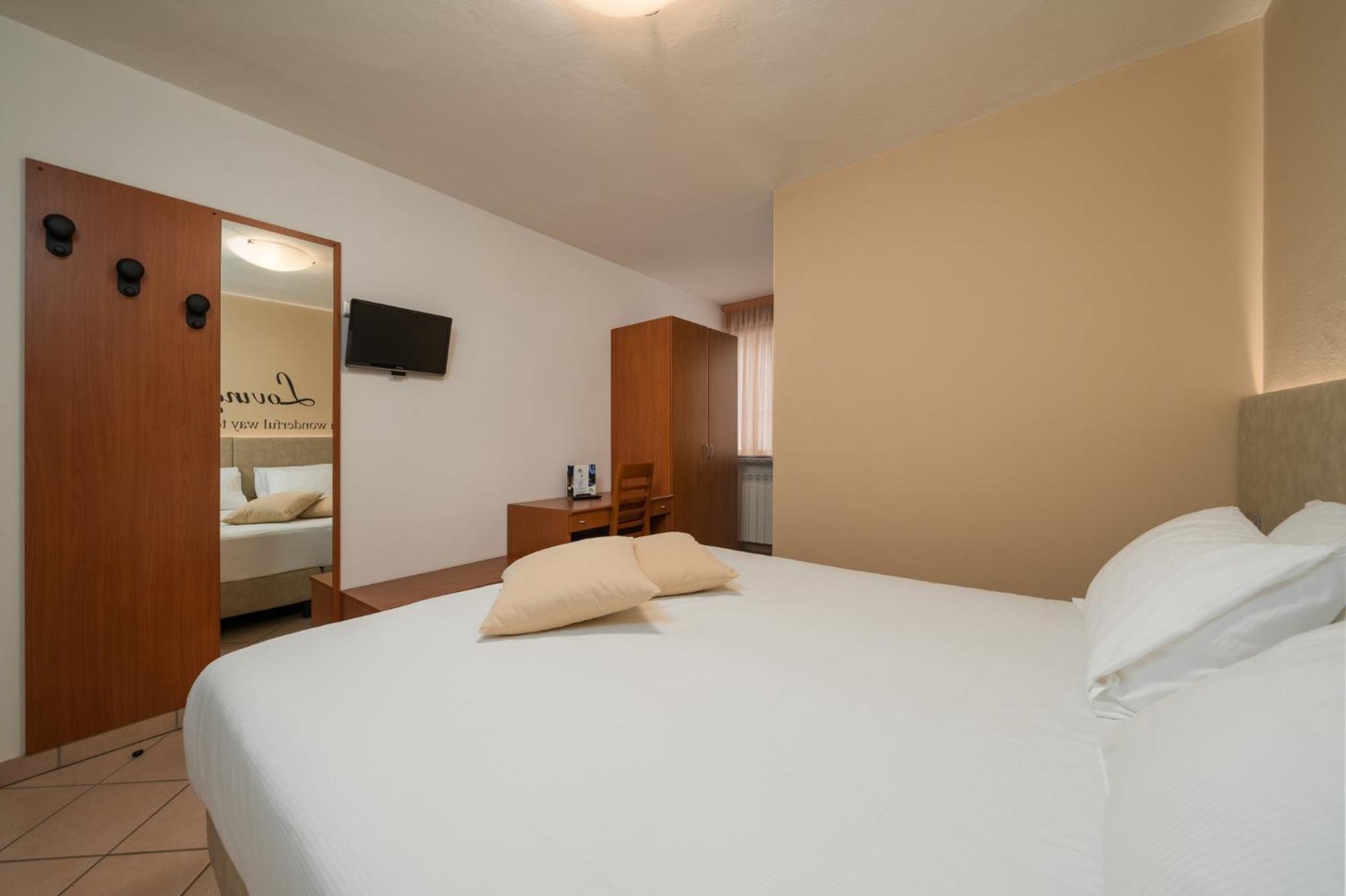 Hotel Oasi Verde Bienno ภายนอก รูปภาพ