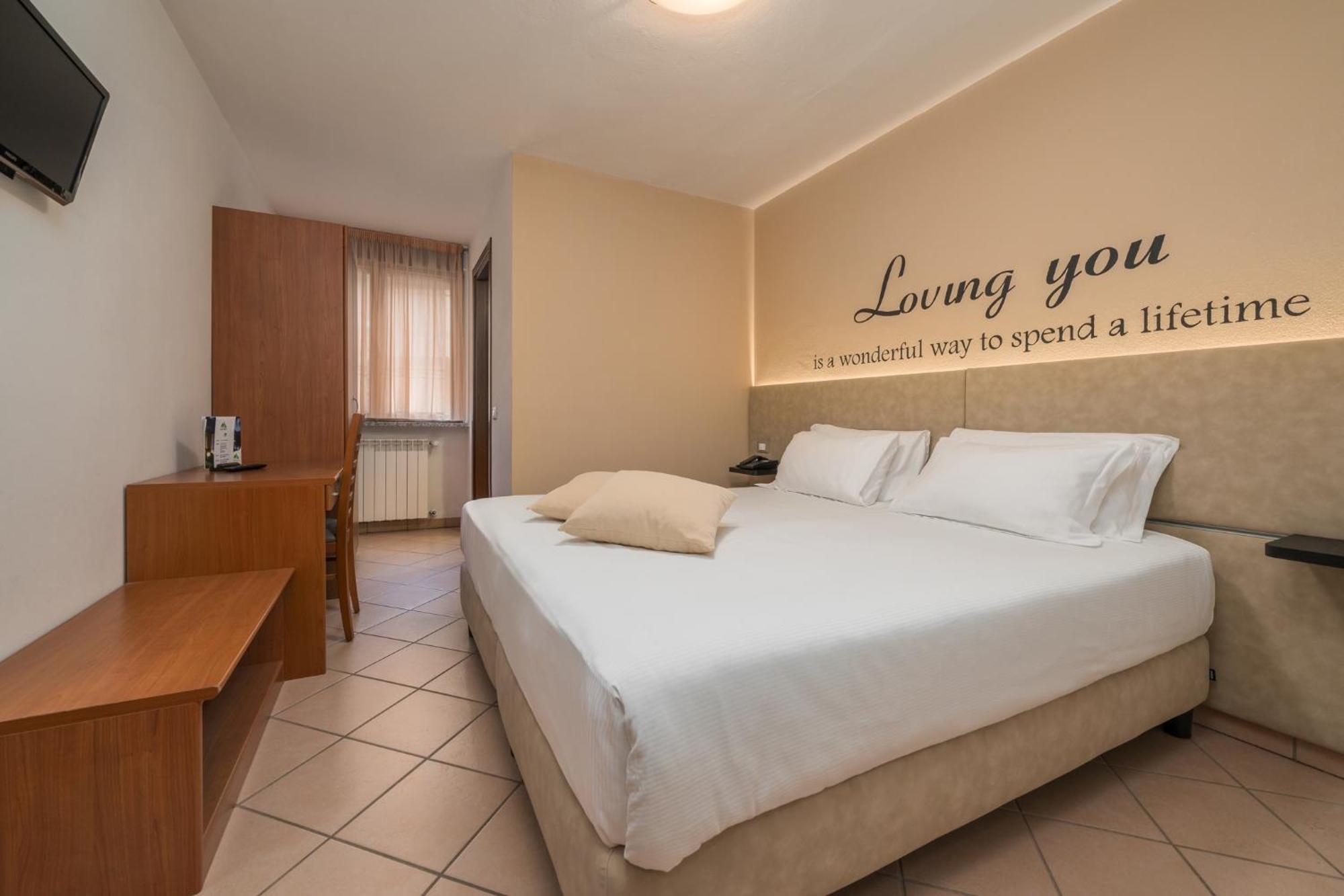 Hotel Oasi Verde Bienno ภายนอก รูปภาพ