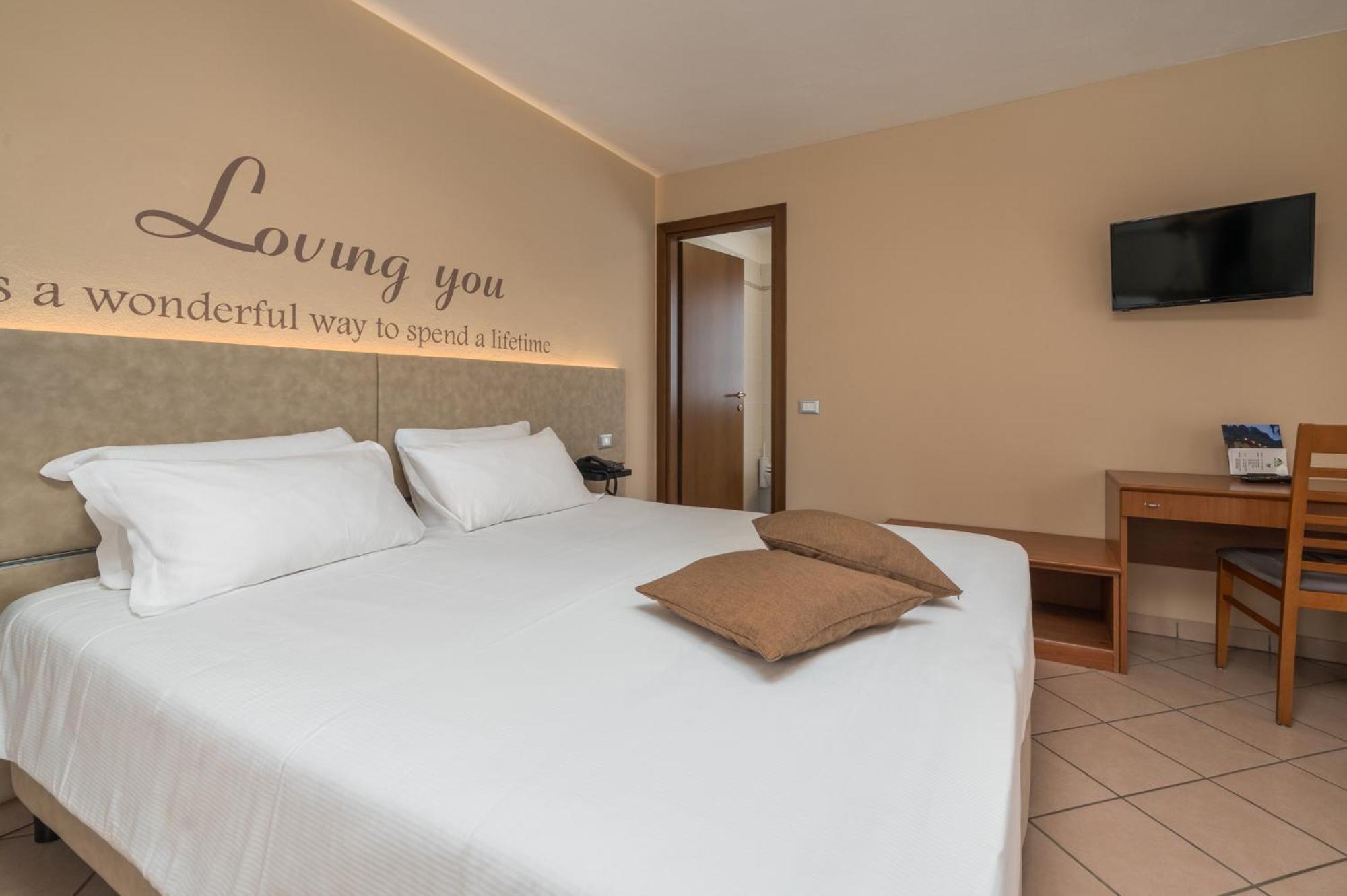 Hotel Oasi Verde Bienno ภายนอก รูปภาพ
